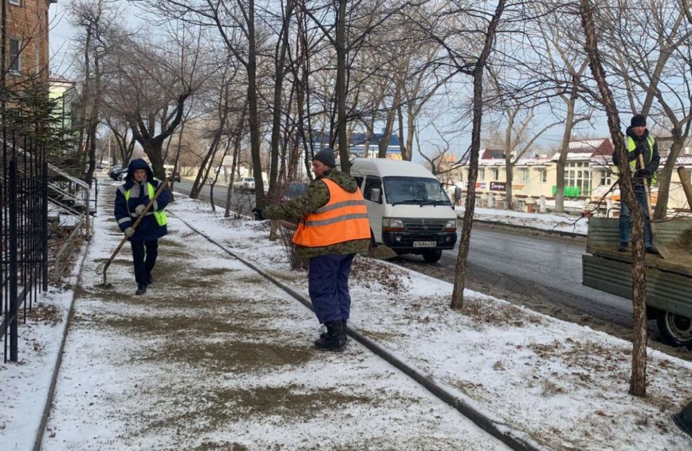 Очистка Владивостока ото льда идет даже там, куда не проедет крупная ...